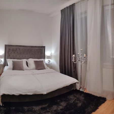 Apartamento 2 izbový byt v centre na Bakossovej s parkovacím miestom, 24h self checkin Banská Bystrica Exterior foto