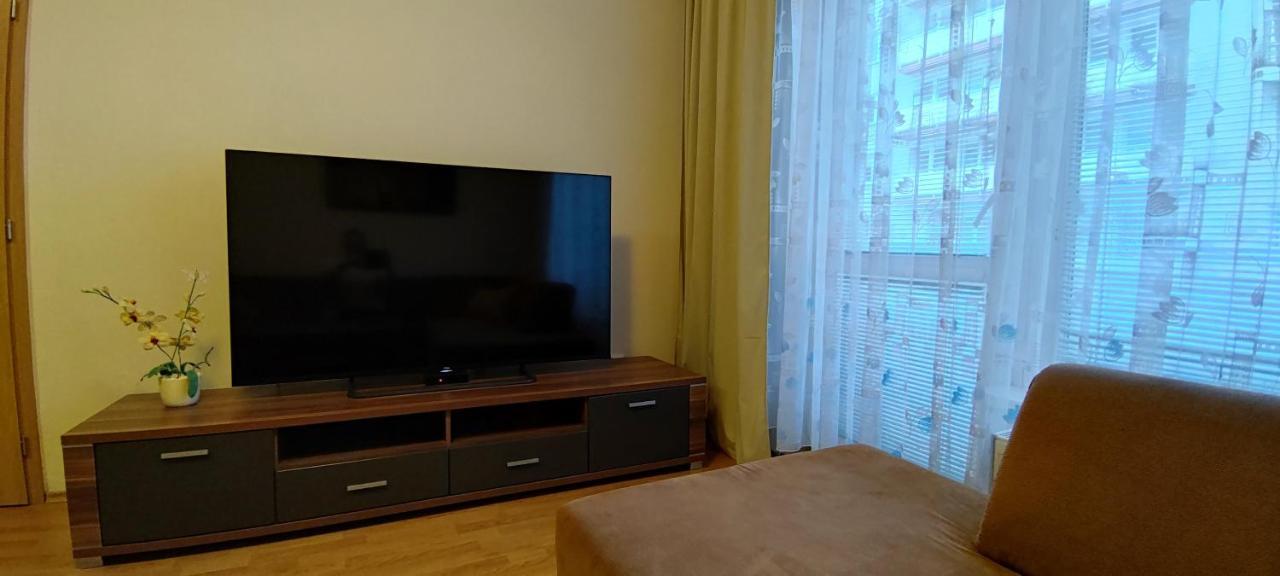 Apartamento 2 izbový byt v centre na Bakossovej s parkovacím miestom, 24h self checkin Banská Bystrica Exterior foto