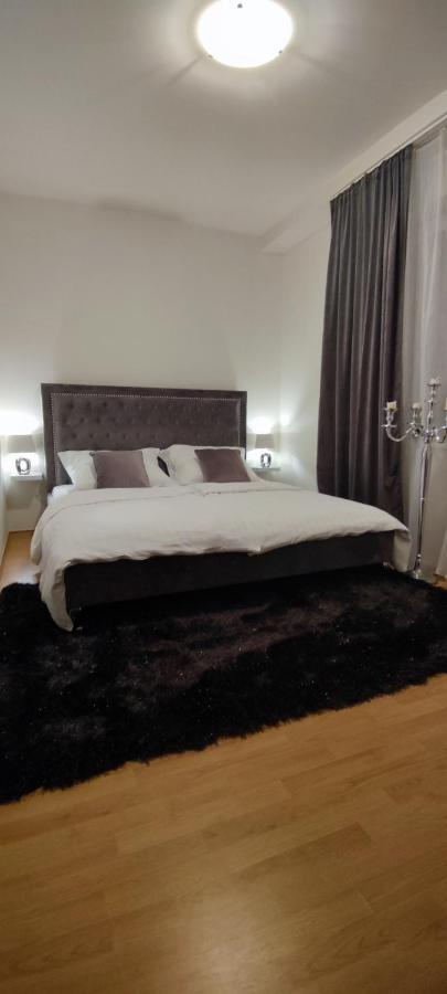 Apartamento 2 izbový byt v centre na Bakossovej s parkovacím miestom, 24h self checkin Banská Bystrica Exterior foto