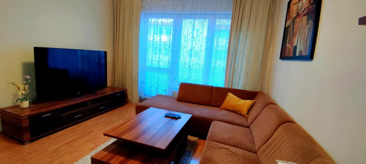 Apartamento 2 izbový byt v centre na Bakossovej s parkovacím miestom, 24h self checkin Banská Bystrica Exterior foto