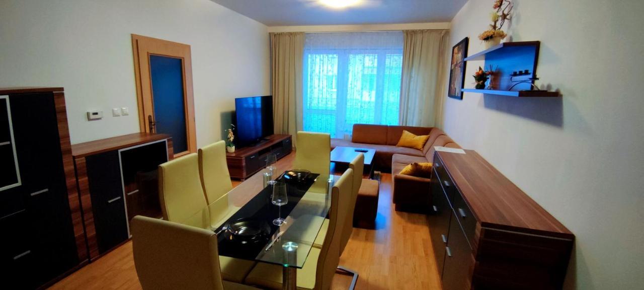 Apartamento 2 izbový byt v centre na Bakossovej s parkovacím miestom, 24h self checkin Banská Bystrica Exterior foto