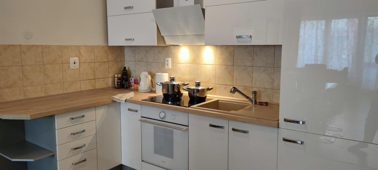 Apartamento 2 izbový byt v centre na Bakossovej s parkovacím miestom, 24h self checkin Banská Bystrica Exterior foto